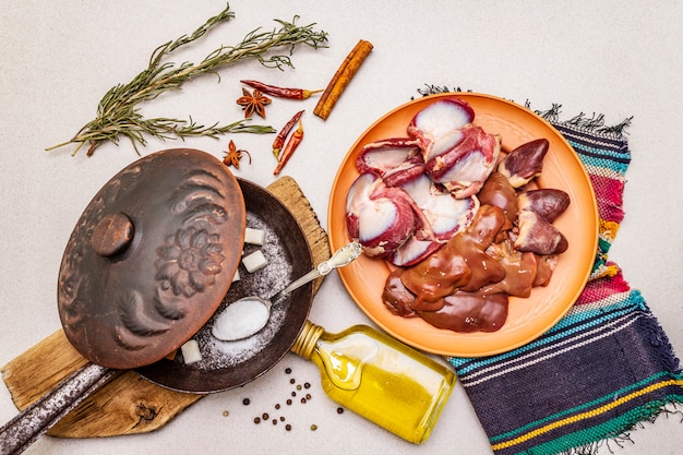 Photo fresh raw duck offal with dry spices