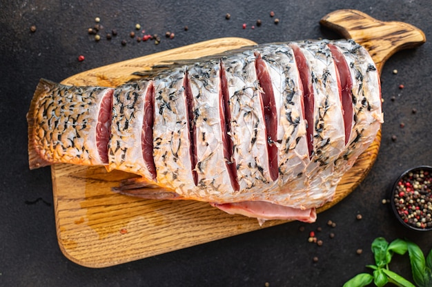 新鮮な生の魚の鯉白身魚の頭のない死骸の食事スナックテーブルコピースペース食品の背景