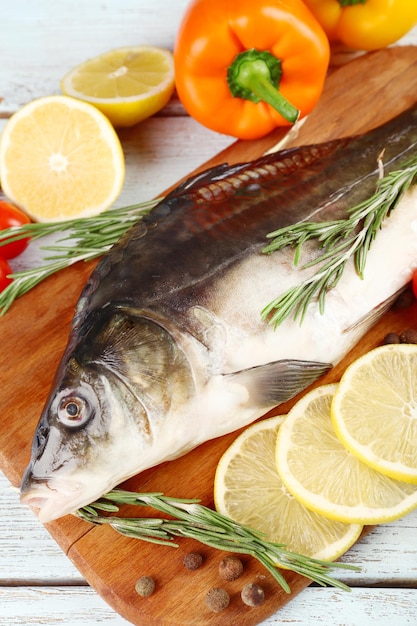 Foto pesce crudo fresco e ingredienti alimentari sul tavolo