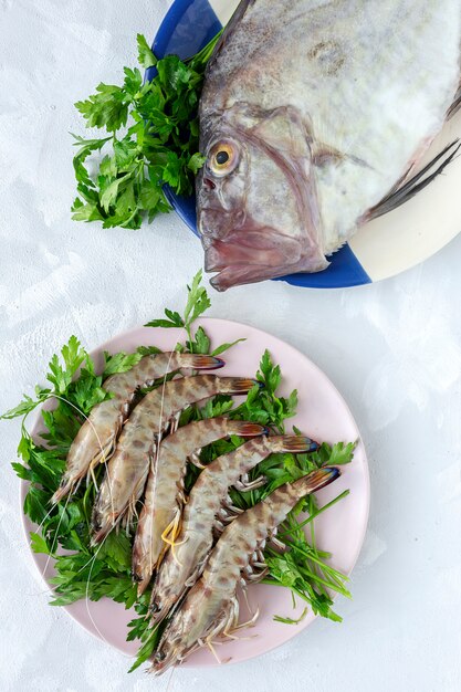 新鮮な生の魚とシーフードの氷の上