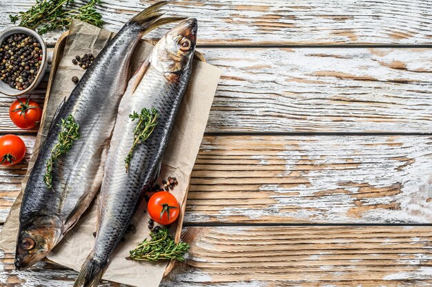 テーブルの上にスパイスと新鮮な生の魚