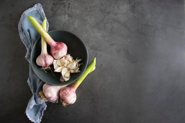 Photo fresh raw garlic on grey background