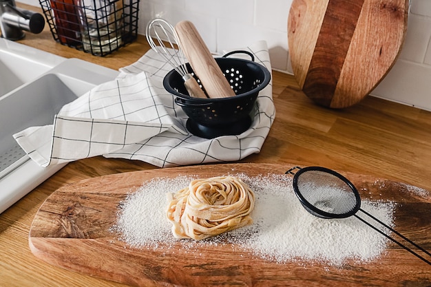 Foto pasta fresca fatta in casa cruda in cucina