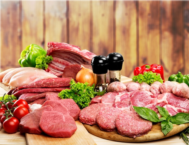 Photo fresh raw meat background with vegetables