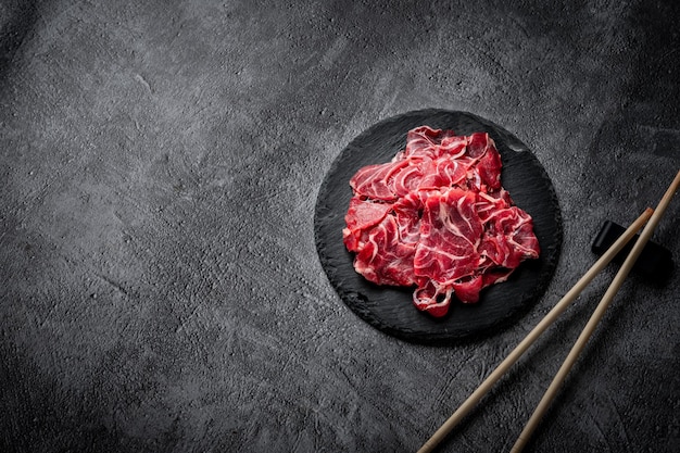 写真 黒いプレートの背景に新鮮な生肉beef raw