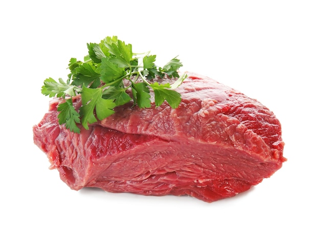 白い背景の上にパセリをつけた新鮮な生肉