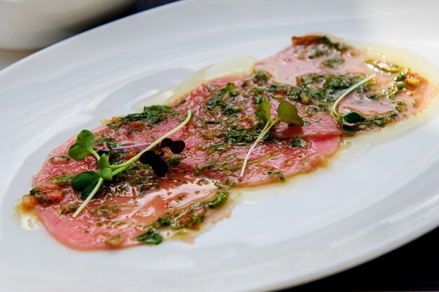 Photo fresh raw meat with rocket.