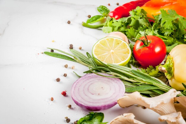 Foto verdure biologiche crude fresche, erbe, spezie, lime per la cena di preparazione