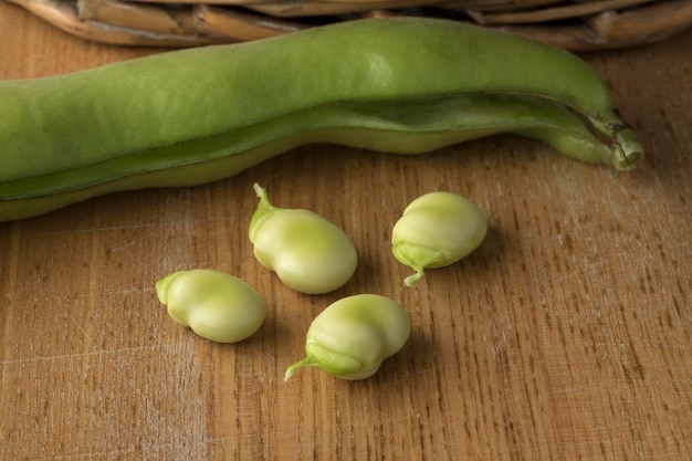 Photo fresh raw peeled broad beans