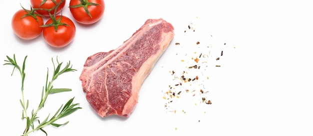쇠고기 고기, striploin steakon 흰색 표면, 평면도의 신선한 원시 조각. 차돌박이 고기 뉴욕