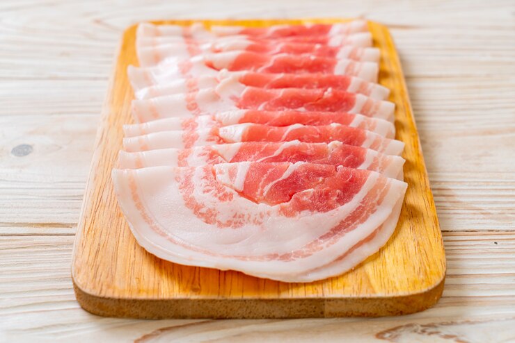 Photo 新鮮な生豚バラ肉をスライス