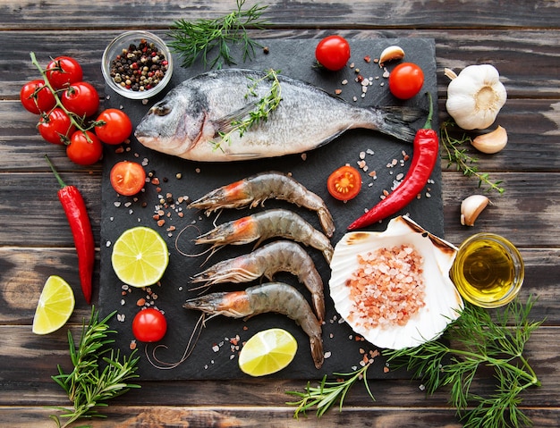 Fresh raw prawns and dorado fish