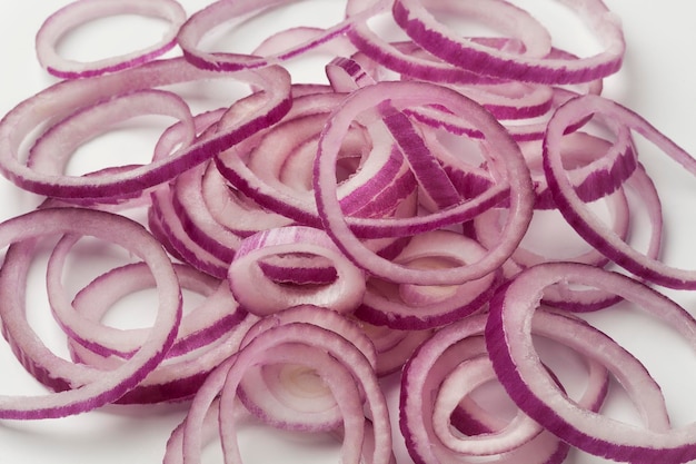 Photo fresh raw red onion rings