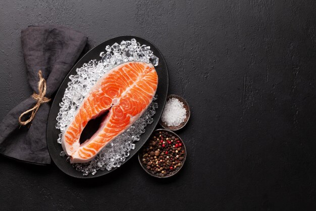 Foto cottura di salmone crudo fresco bistecca di pesce con erbe e spezie