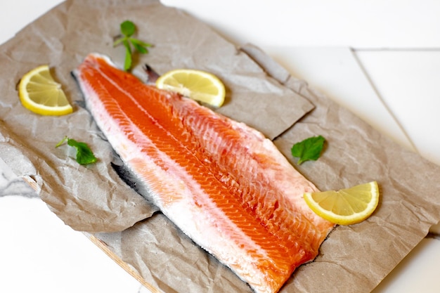 Foto salmone crudo fresco su carta da cucina cibo sano e raro