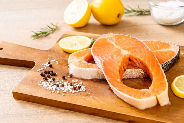 Foto filetto di salmone crudo fresco