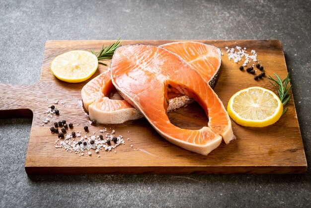 Filetto di salmone crudo fresco