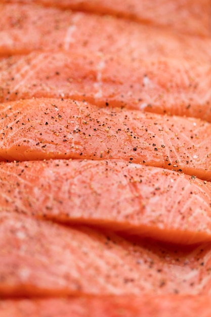 Foto sfondo di filetto di pesce salmone crudo fresco con pepe