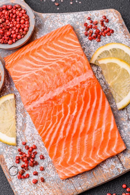 Photo fresh raw salmon steak with spices and herbs prepared for grilled baking