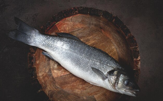 Pesce rosso fresco in un piatto di legno vista superiore nessuna gente