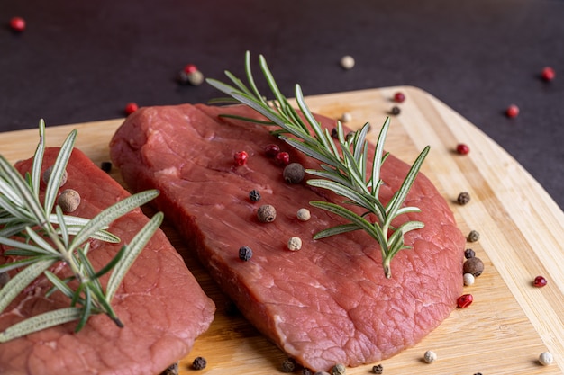 写真 木の板に新鮮な生のスライスした牛肉ステーキ