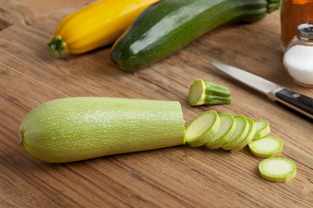 Свежая сырая нарезанная зеленая zucchini на доске для резки