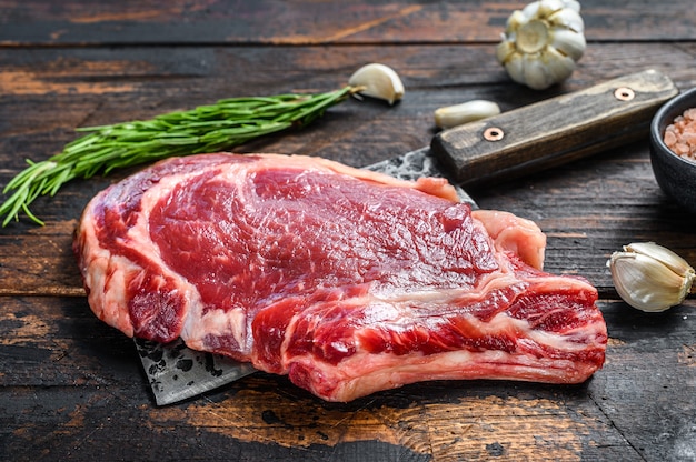 Photo fresh raw steak with spices on the table