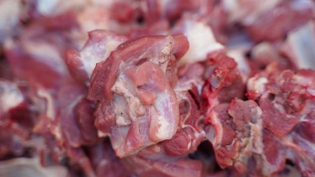 Foto carne di capra fresca cruda o pezzi di montone o agnello preparazione per curry di montone indiano