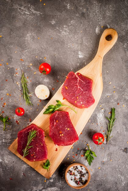 生の未調理の牛肉