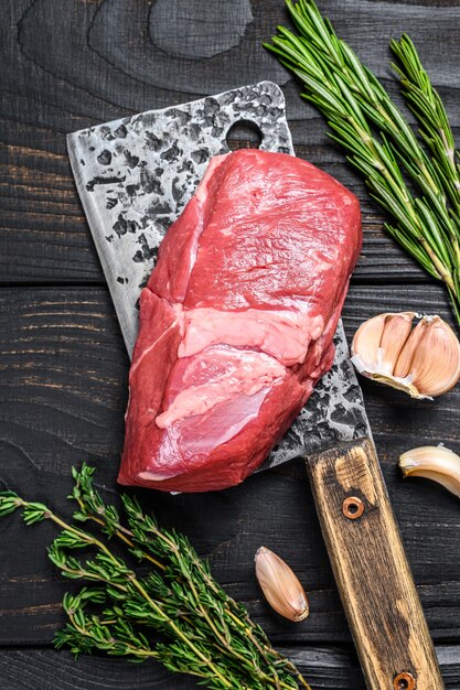 Bistecca di carne di braciola di vitello crudo fresco su una mannaia di carne