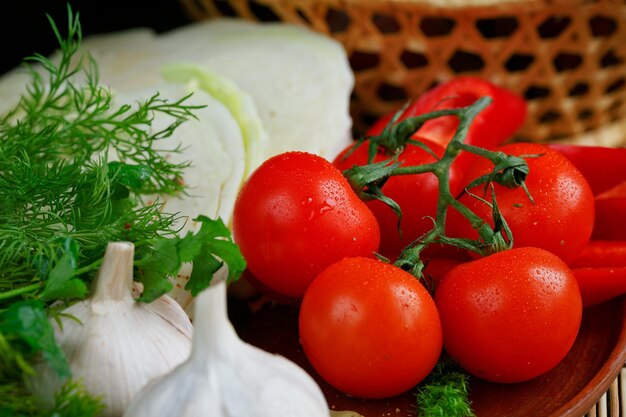 Photo fresh raw vegetables on the dark wooden table