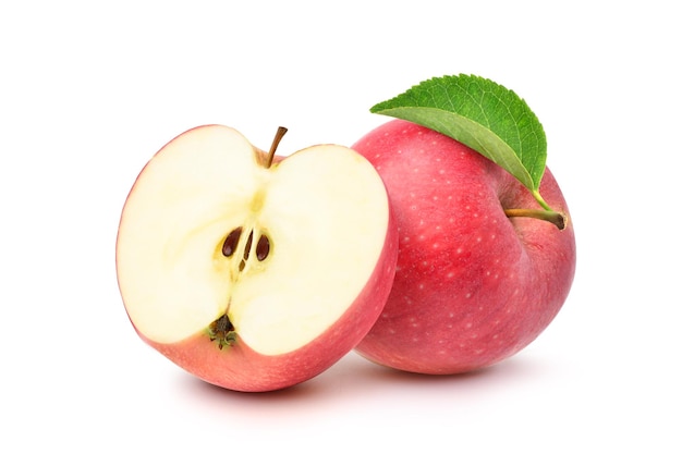 Фото Свежие красные яблоки с разрезом пополам на белом фоне.