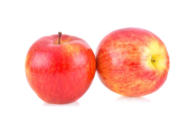 白で隔離される新鮮な赤いリンゴ