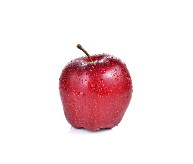 Свежее красное яблоко на белом