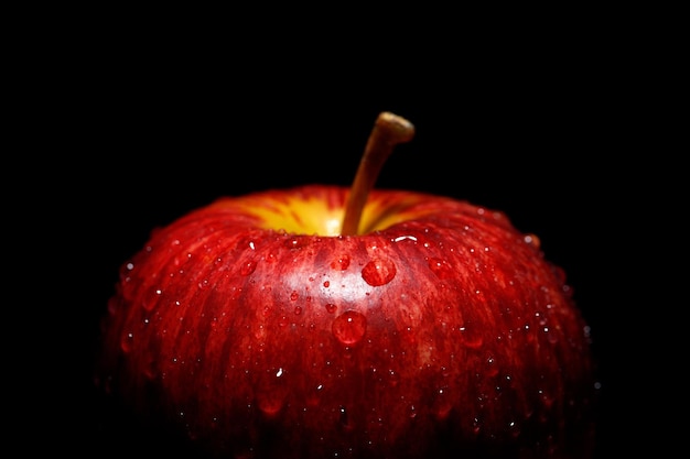 검은 배경에 신선한 빨간 사과