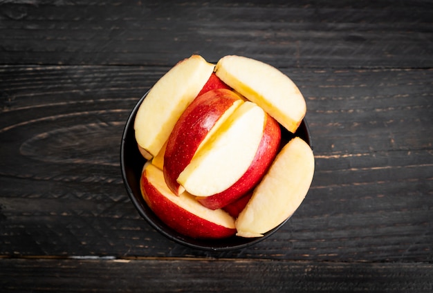 Photo fresh red apples sliced bowl