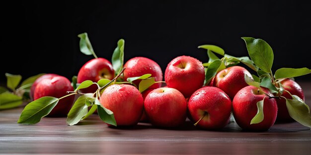 テーブルの上の新鮮な赤いリンゴ