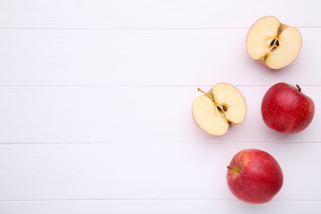 Photo fresh red apples on a white wooden