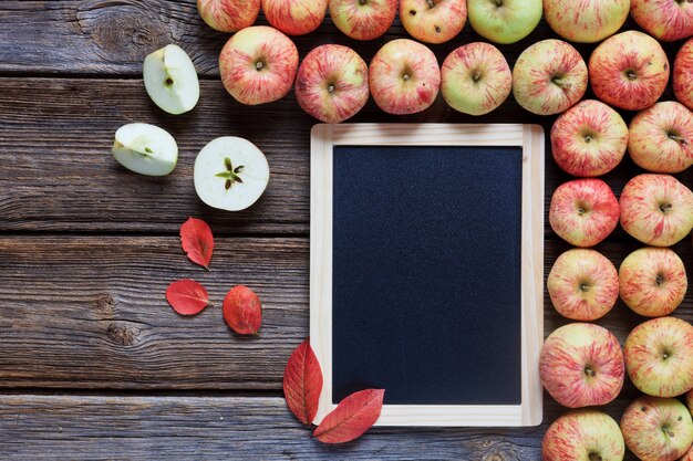 Photo fresh red apples on wooden background in vintage stile.