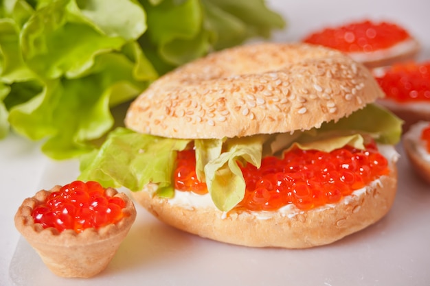 Caviale rosso fresco sul pane. panini con caviale rosso e tartine con caviale rosso. gastronomia. cibo gourmet