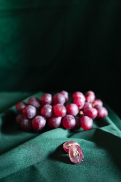 Фото Свежий красный виноград на зеленом холсте