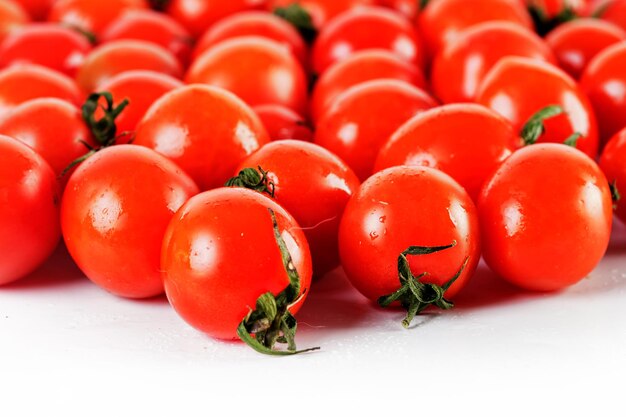 Foto pomodori succosi maturi rossi freschi su sfondo bianco