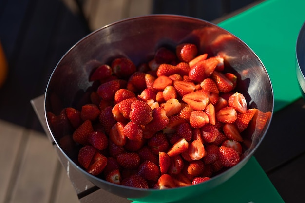 Fragole mature rosse fresche in una ciotola