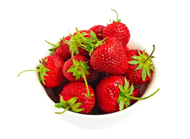 흰색에 고립 된 신선한 빨간 익은 딸기