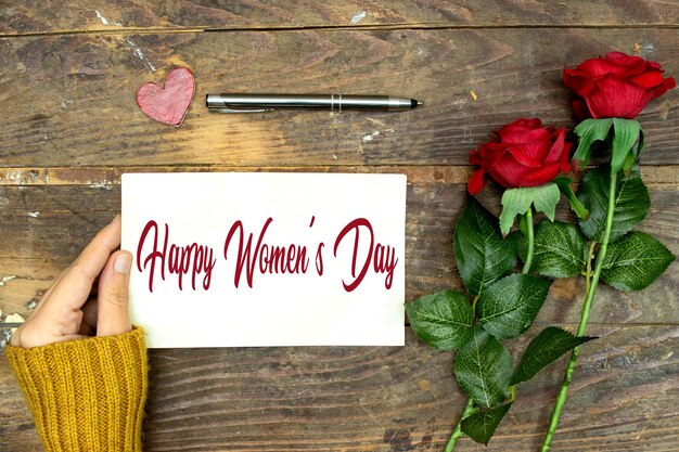 신선한 은 장미 꽃은 발렌타인 또는 여성 어머니의 날을 위해 여성이 인사 카드를 들고 있습니다.