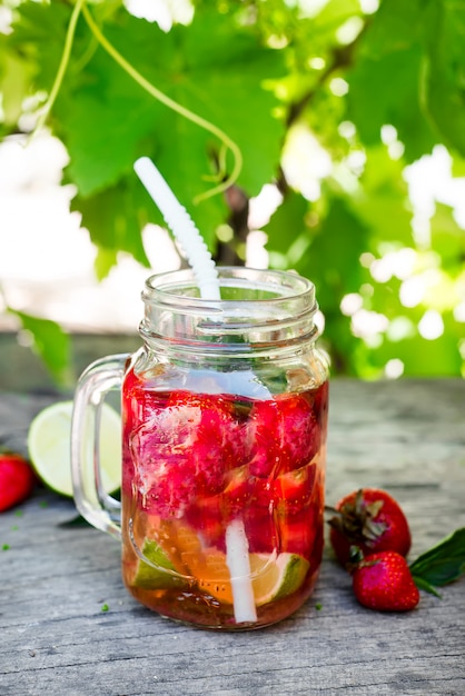 Limonata fresca alla fragola rossa