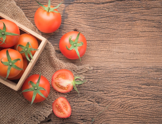 写真 木製の背景に新鮮な赤いトマト、上面図