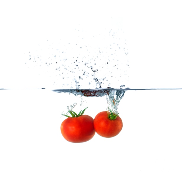 Foto spruzzata rossa fresca del pomodoro in acqua