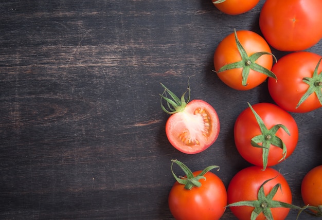 Photo fresh red tomato on wood background, top view