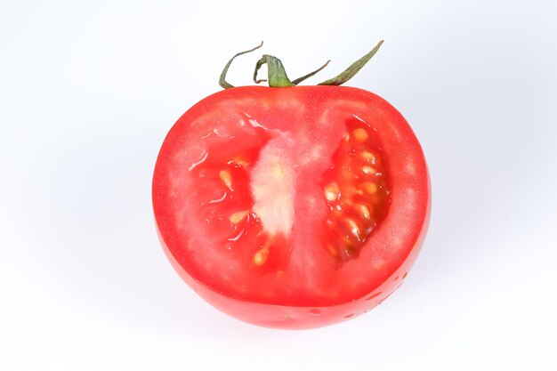 свежий красный помидор